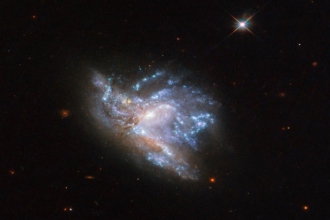 NASA发布新图像，展示两个星系碰撞的壮观场景