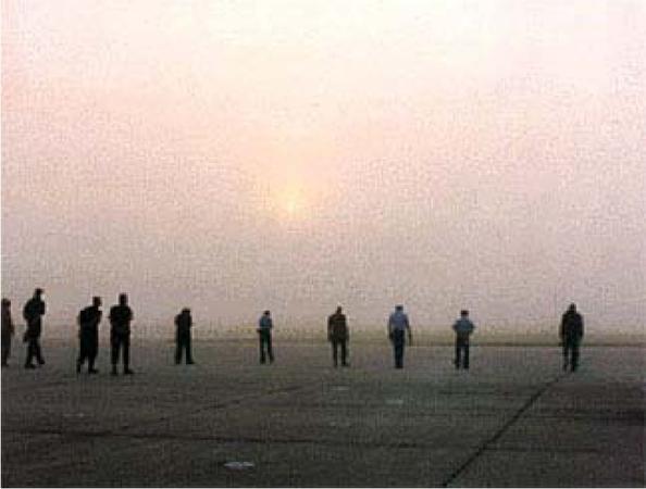 图3 - 地勤人员在检查跑道,但总存在漏网之鱼(资料图)