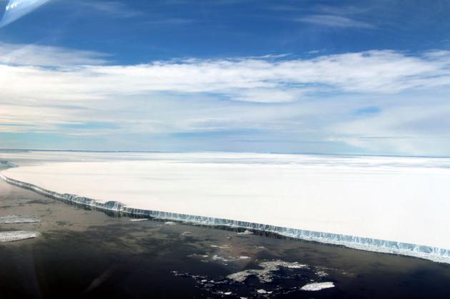 从这张照片中可以看出脱落的冰山规模之大。