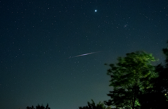 与金星争辉的铱星闪光